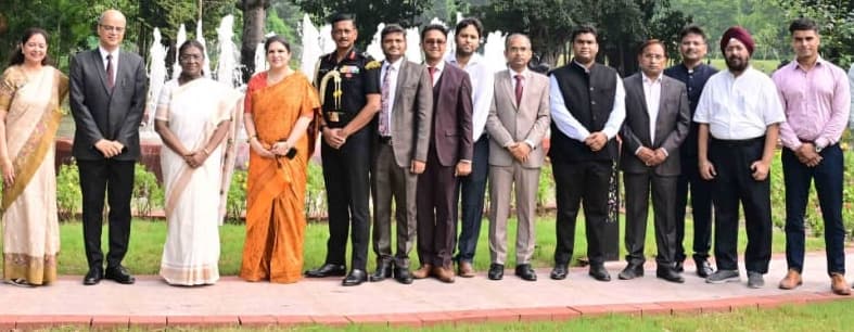 The Hon'ble President of India with the project delegation at the President's Estate fountains