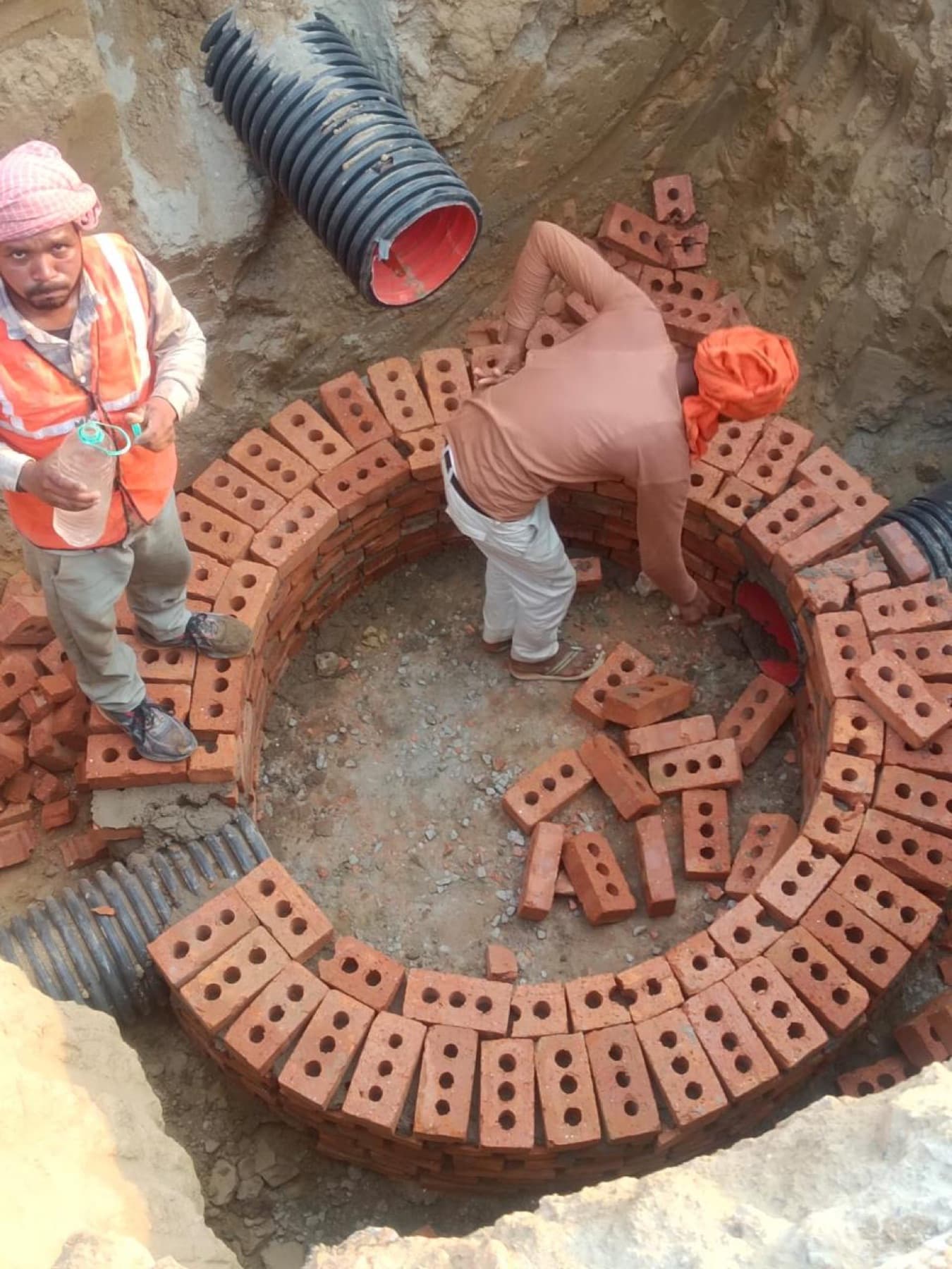 Building a brick sewer chamber